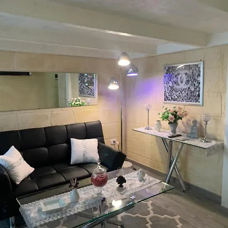 ベッド・アンド・ブレックファスト Luxury Living Adelfia
